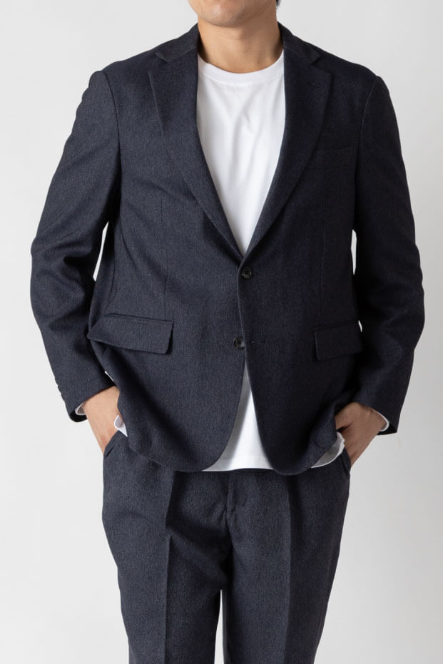 白いシャツと黒いジャケットの男性