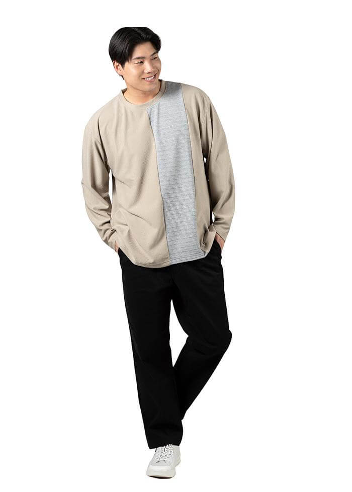 カジュアルな服装の笑顔の男性