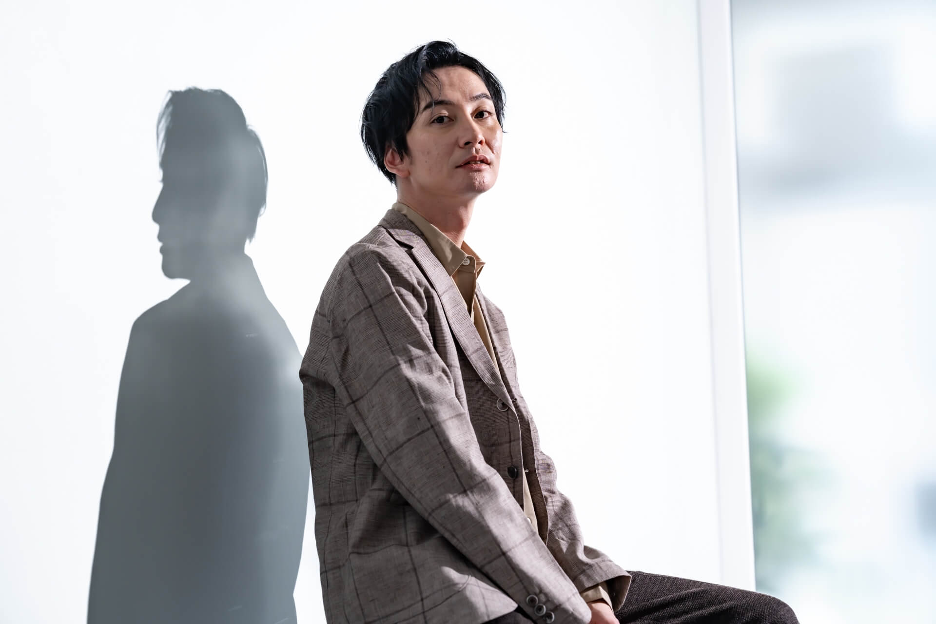 スタイリッシュな男性と影の映像